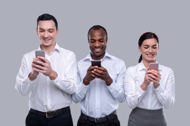 Üstünde onların telefon yazarak neşeli ortak çalışanlar