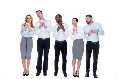 Telefonunu ve meslektaşları ile duran mutlu kadın