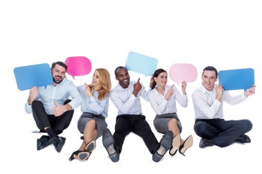 Neşeli genç ortak çalışanlar tablolarını tutan