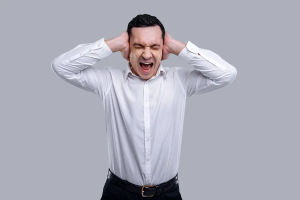 Gritando homem fechando os ouvidos com as mãos — Fotografia de Stock