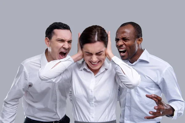 Homens irritados gritando com seu colega — Fotografia de Stock