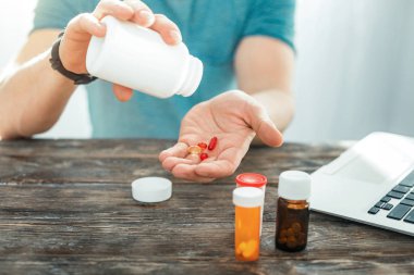 El düşen renkli doğal vitaminler.