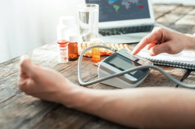 Yeni modern pulsimeter masanın üzerine olmak.