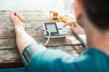 Tam olarak yararlı tonometer kullanıma hazır olmak.