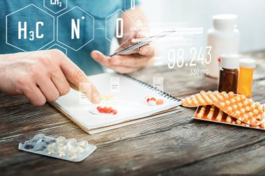 Üstünde belgili tanımlık defter yalan doğal yararlı vitaminler.