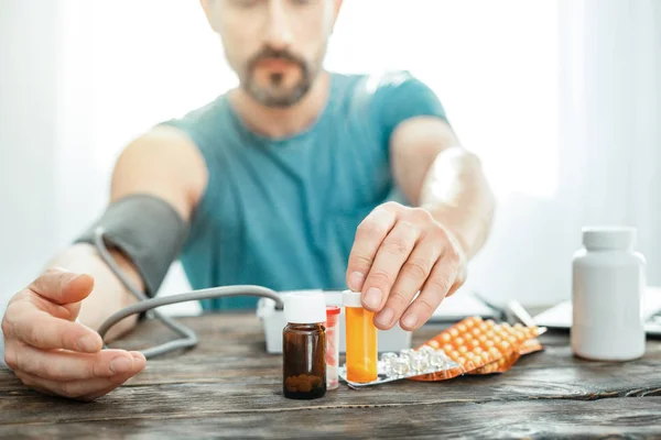 Rozdíl užitečné léky jsou na stole. — Stock fotografie