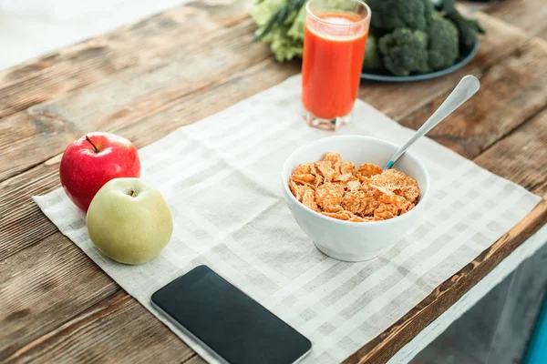 Saludable desayuno útil estar sobre la mesa . — Foto de Stock