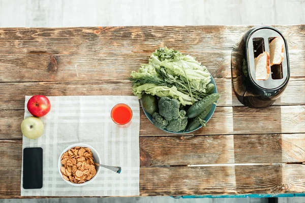 Comida fresca y útil estando sobre la mesa . — Foto de Stock
