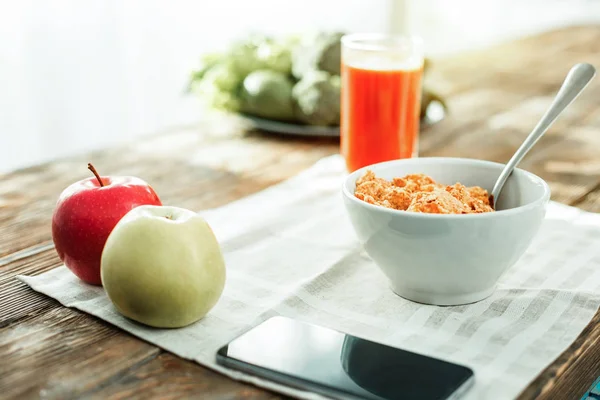 Alimento natural saludable estando sobre la mesa . — Foto de Stock