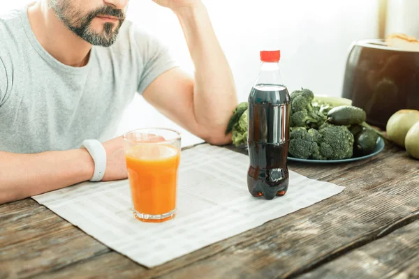 Twee verschillende drink wordt op de tafel. — Stockfoto