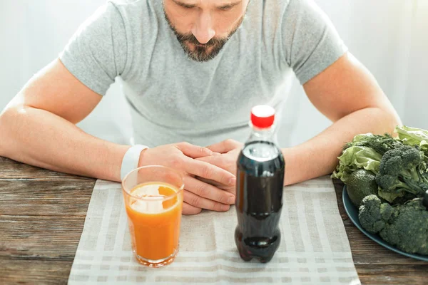 Kleurrijke koude dranken wordt tegenover een man. — Stockfoto