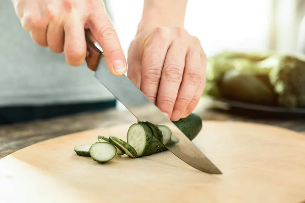 Couper le concombre frais étant sous le couteau . — Photo