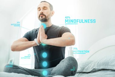 Oturma ve meditasyon hoş sakin adam.