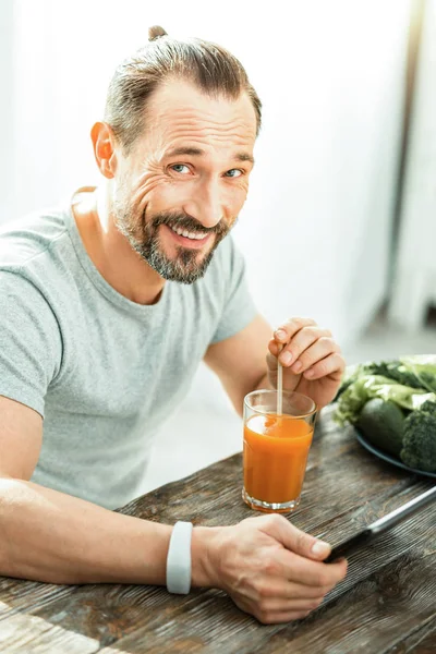 Gelukkig grappige man lachend en met behulp van de tablet. — Stockfoto