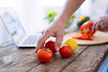 Yakışıklı erkek el alarak domates