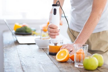 Erkek sıkma sağlıklı turuncu taze eller