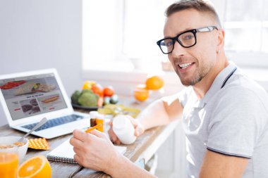 Neşeli adam biohacking başlamak üzere ilham