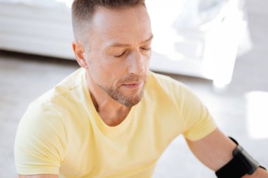 Sakin adam yalnız meditasyon odaklı
