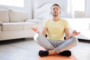 Sakin toplanan adam müzik