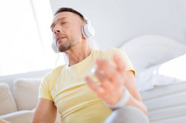 Çalışan ilham yakışıklı adam arabuluculuk destekli