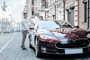 Güzel pozitif adam arabayı açma