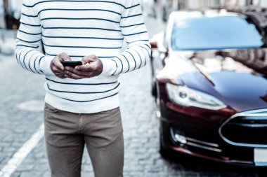 Kullanımda olan bir akıllı telefon yakın çekim
