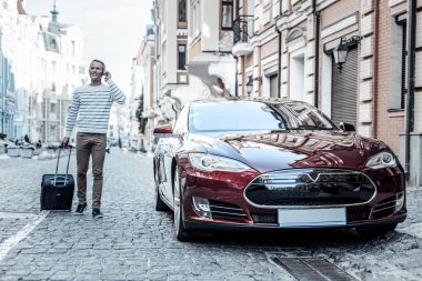 Onun Bagaj holding neşeli iyi adam