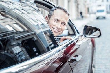 Arabamın penceresinden bakan olumlu neşeli adam