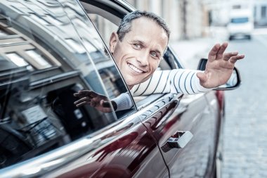 Mutlu güzel adam elini sallayarak