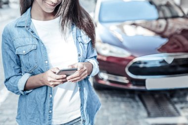 Bir smartphone tutan güzel genç kadın