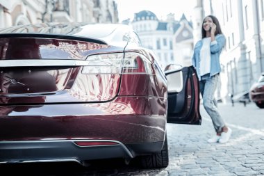 Seçici odak sokakta park edilmiş modern bir araba