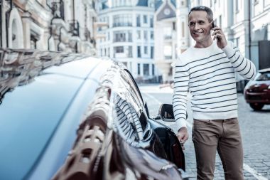 Onun smartphone için kulak koyarak mutlu güzel adam