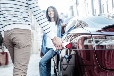 Güzel yakışıklı adam arabasını dolumu