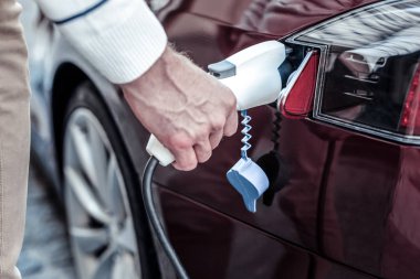 Bir benzin meme tutan bir erkek eli yakın çekim