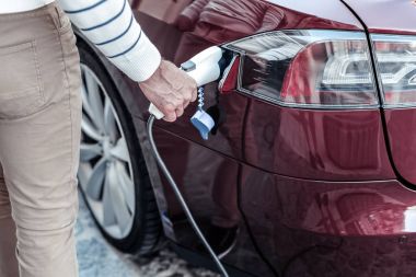 Arabaya konduğunu benzin bașlık