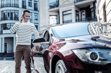 Çok mutlu neşeli adam onun otomobil ayakta