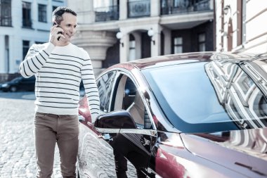 Onun arabanın kapısını açarak neşeli yakışıklı adam