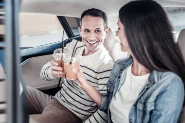 Mutlu iyimser insanlar suyu ile tezahürat