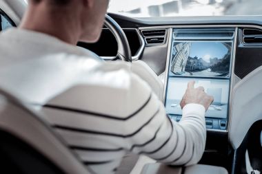 Güzel yakışıklı adam arabasında oturuyor