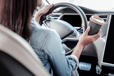 Güzel genç kadın araba içme