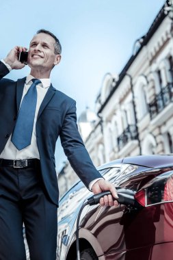 Akıllı emin işadamı benzin istasyonu ziyaret