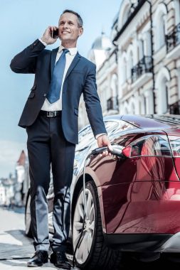 İş telefonda tartışırken olumlu akıllı iş adamı