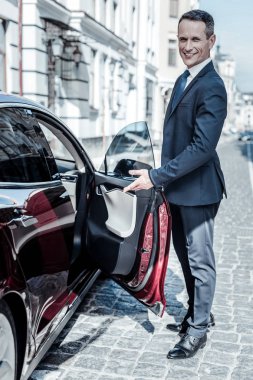 Pozitif kendine güvenen işadamı araba koltuğu işaret