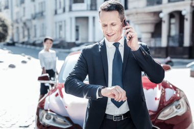 Güzel yakışıklı işadamı bakarak