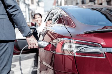 Yakışıklı güzel iş adamı arabasının dolumu