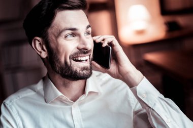 Gülümseyen ve telefon konuşmayı mutlu hoş adam.