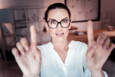 Baktılar konsantre kadın düz ve gesticulating arıyor.