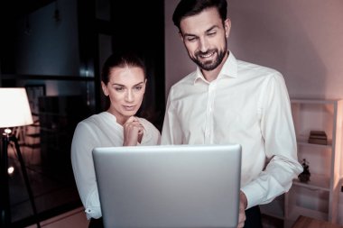 Ayakta ve laptop arıyorum hoş memnun iş arkadaşları.