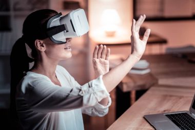 Oturma ve Vr gözlükle baktılar kadın hayran.