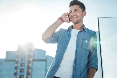 Evet ve gülümseyen neşeli adam